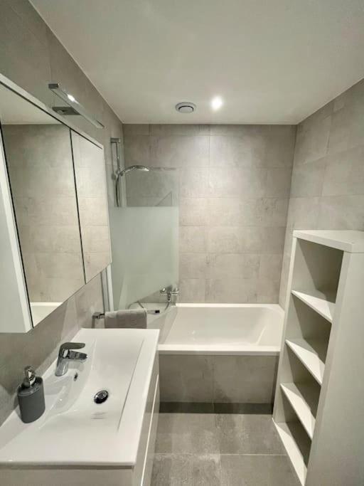 New 3 Bedrooms In Center With Terrace & Parking -142-92 * Luxemburg