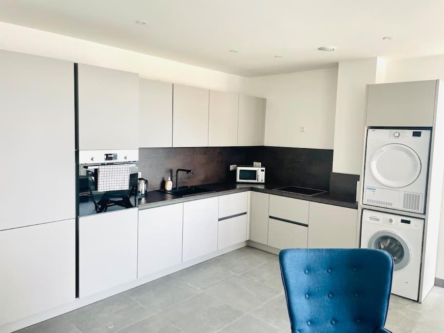 Apartment New 3 Bedrooms In Center With Terrace & Parking -142-92